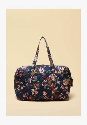 Granatowa pikowana torba sportowa z kwiatowym wzorem, wyposażona w podwójne uchwyty i zapięcie na zamek. Miękki materiał z przeszyciami tworzącymi wzór diamentu.