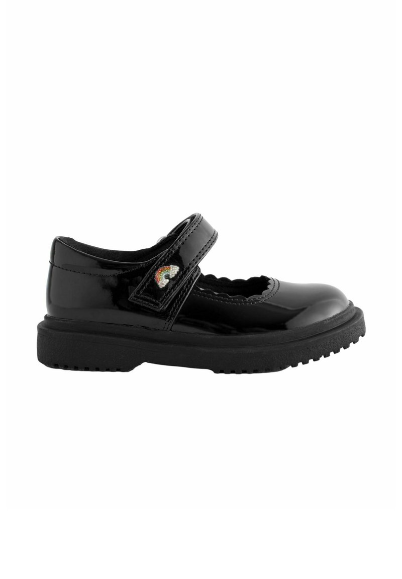 Chaussure Mary Jane en cuir synthétique noir avec des bords festonnés, une sangle réglable et un petit accent arc-en-ciel sur le côté. Semelle en caoutchouc.