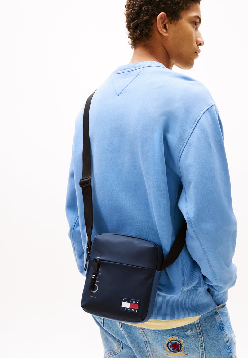 Tommy Jeans DAILY REPORTER UNISEX - Cross body bag - blue