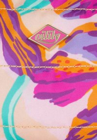 Kleurrijke bloemenstof met roze, paars, oranje en turquoise patronen; voorzien van een gouden "oilily" logo label. Zachte textuur.