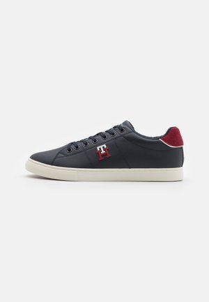 CORE VARSITY MONOGRAM - Sneakers - desert sky