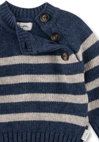 Gestickter Pullover mit marineblauen und cremfarbenen Streifen; verfügt über einen gerippten Kragen und Knopfakzente an der Schulter. Weicher Stoff, lässiges Design.