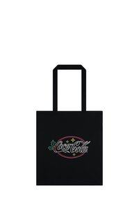 Borsa tote nera con due manici piatti, che presenta un logo Coca-Cola colorato e accenti natalizi, tra cui foglie di agrifoglio e stelle.