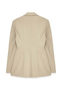 Beige maßgeschneiderter Blazer mit strukturiertem Schnitt, der einen Reverskragen, lange Ärmel und geschwungene Nähte für eine figurbetonte Silhouette aufweist.