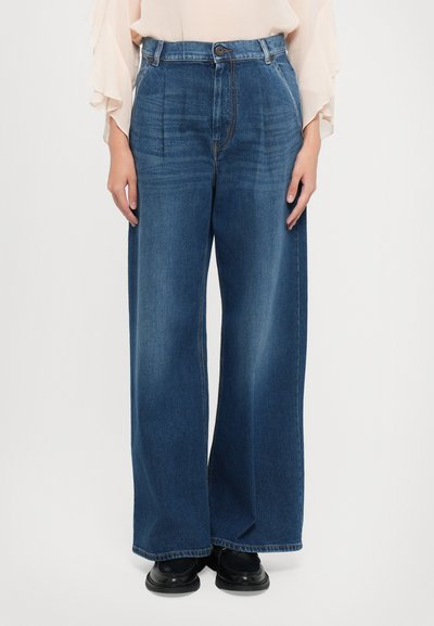 Pantaloni in denim a gamba larga di colore blu scuro, con vita alta, pieghe frontali e dettagli di cucitura. Tessuto liscio con una vestibilità casual.