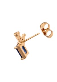 Noge zlatnog tona s pravokutnim tamnoplavim kamenom, s tankim šipkom i okruglim zakratkom. Glatka površinska tekstura.