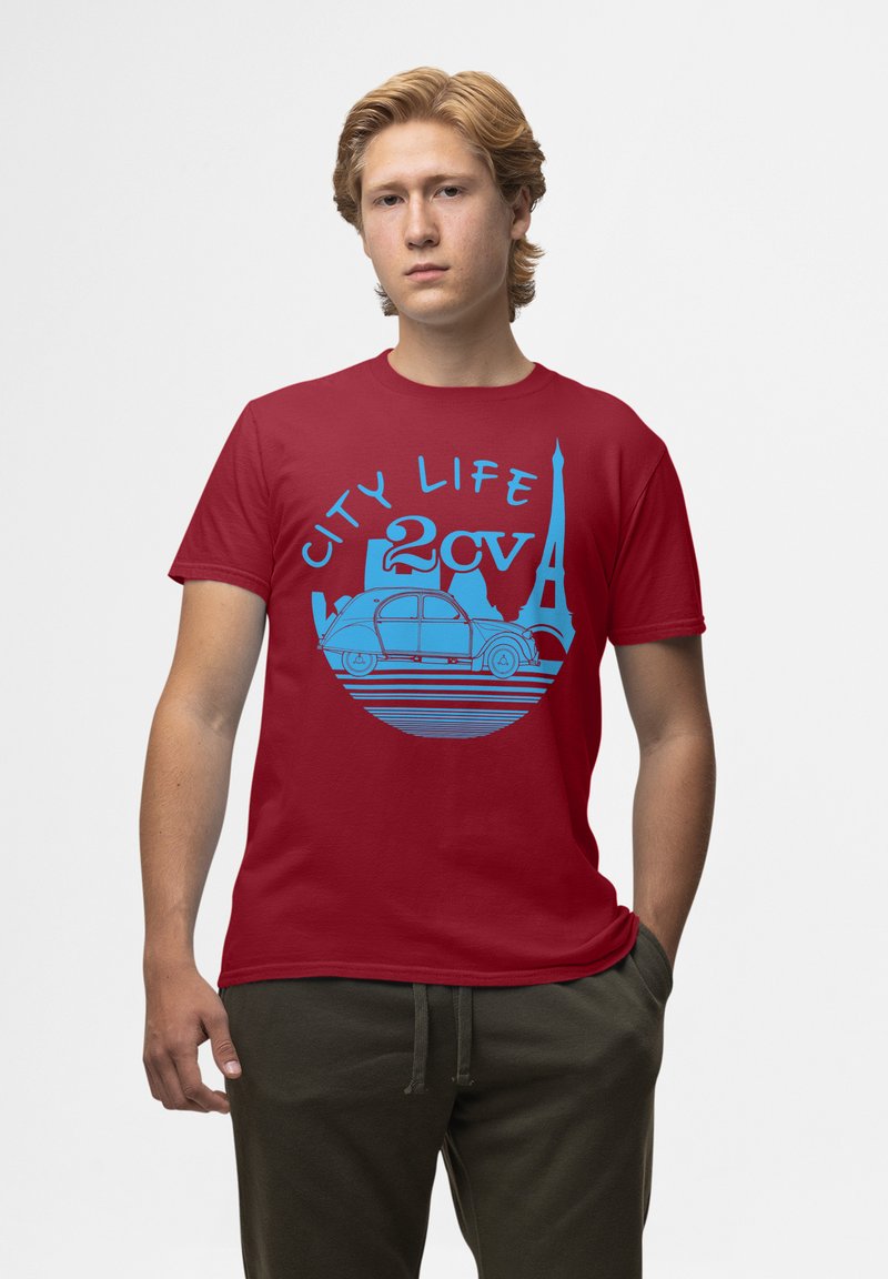 T-shirt in cotone rosso con stampa grafica blu di un'auto d'epoca e della Torre Eiffel, con il testo "CITY LIFE 2cv" disposto in modo arrotondato.