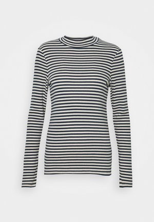 Top de manga larga confeccionado en tela suave con un patrón de rayas horizontales en azul marino y crema, cuello redondo y diseño ajustado.