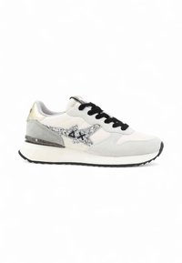 Baskets blanches et grises avec un design étoile argenté scintillant, lacets noirs et semelle texturée. Accents en métal au niveau du talon.