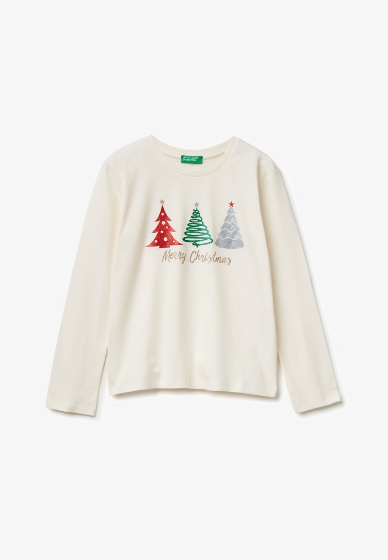 Maglietta a maniche lunghe color crema con tre alberi di Natale in rosso, verde e argento, accompagnati dal testo "Buon Natale" in oro sotto.