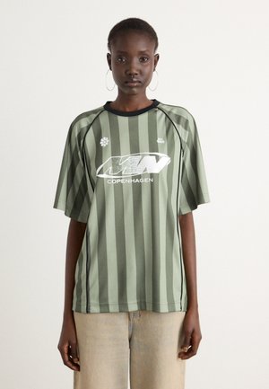 Mads Nørgaard SHINY SPORT MANNA TEE - Print T-shirt - four leaf clover/oil green