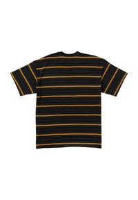 Camiseta negra con rayas horizontales en mostaza y blanco. Manga corta y cuello redondo estándar. Textura suave, corte relajado.