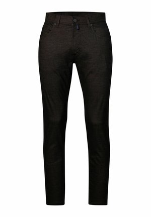 Zwarte slim-fit denim jeans met voorzakken, riemlussen en knoopsluiting, weergegeven tegen een witte achtergrond.