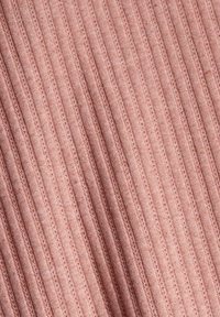 Tessuto lavorato a maglia rosa chiaro con righe verticali; presenta un delicato motivo a traforato. Texture morbida, adatta per abbigliamento o accessori.