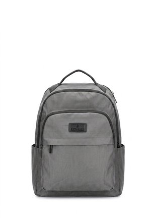 Zaino in tessuto grigio con tasca frontale con cerniera, tasche laterali, maniglia superiore ed etichetta nera del marchio sulla tasca frontale.