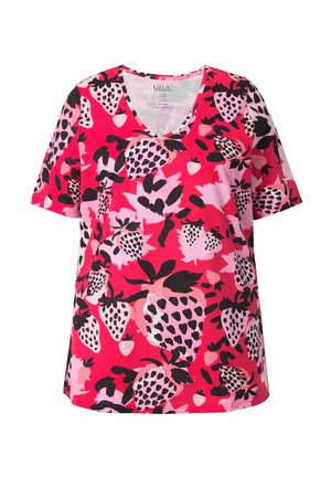 T-shirt med korte ærmer og V-hals med lyst pink, sort og lyserødt abstrakt jordbærmønster på blødt stof.