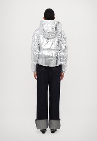 MICHAEL Michael Kors HOODED HIGH SHINE JACKET - Casaco de inverno - metallic silver