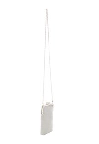 Borsa a tracolla con catena argento, con motivo a diamante testurizzato, forma rettangolare, chiusura a gancio e dettagli metallici.