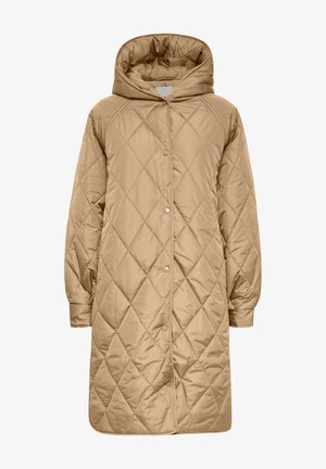 Beige gesteppter Mantel mit Kapuze, ausgestattet mit Rautenmuster, langen Ärmeln und Druckknopfverschluss, entworfen für Wärme und Komfort.