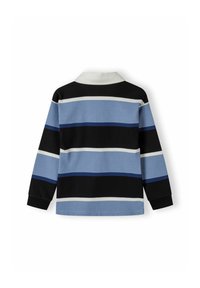 Csíkos, hosszú ujjú galléros póló, váltakozó kék, fekete és fehér csíkokkal, galléros nyakkivágással és fekete mandzsettákkal.