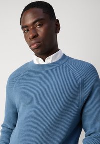Marc O'Polo DENIM LONGSLEEVE RAGLAN - Strikkegenser - provincial blue