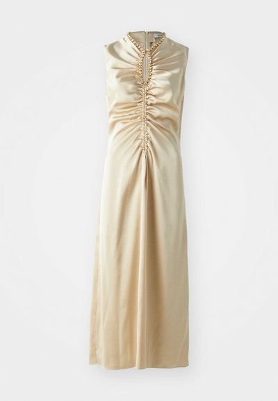Szatén bézs ruha ujjatlan kivitelben, az elején ráncolt részletekkel, és ékszer díszítéssel a nyakvonal körül.