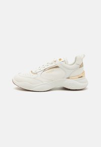 Witte sportieve sneakers met gouden accenten, ronde neus, textuurdetails en een lage profielzool. Veters en een achterste lussen voor eenvoudig aan- en uittrekken.