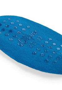 Sottopiede blu con superficie testurizzata e puntini in gomma per aderenza. Presenta il nome del marchio "s.Oliver" impresso al centro. Materiale morbido in tessuto.