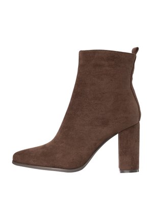 Botín de ante marrón con punta afilada, tacón ancho y cinta para tirar en la parte trasera, mostrado de perfil sobre un fondo blanco.