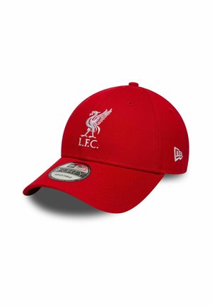 Casquette de baseball rouge avec un logo Liverpool FC brodé en blanc à l'avant et une sangle ajustable à l'arrière. Design à visière plate.