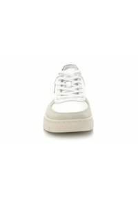 Sneaker bassa in pelle bianca e suede grigio, con lacci piatti, punta rinforzata e suola in gomma texturizzata. Accento verde sul lato.