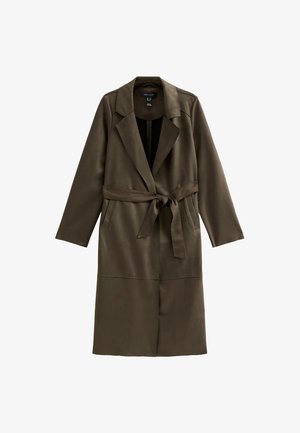 Manteau enveloppant long vert olive avec une ceinture à nouer, grands revers et manches longues. Fabriqué à partir d'un matériau lisse et légèrement brillant.