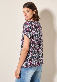 Korte mouwen top in een meerkleurig patroon met tinten paars, groen en blauw; ontspannen pasvorm met een ronde halslijn en zachte stof.
