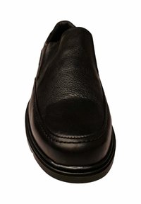 Zapato negro de cuero sin cordones con textura suave, punta redondeada y detalles de costura a lo largo del borde de la suela.