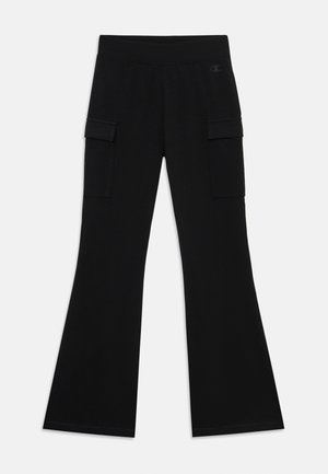 Fekete, bővülő szárú nadrág, puha anyagból, két oldalsó cargo zsebbel és rugalmas derékkal, amelyen logó található a csípőn.
