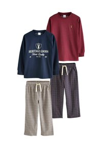Två långärmade bomullsskjortor, marinblå med vit text och vinröd, matchade med rutiga och rutig pyjamasbyxor i beige respektive marinblå.