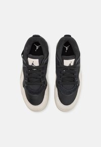 Zapatillas deportivas en negro y gris con parte superior de cuero y malla, puntera redonda, forro de textil, cierre de cordones y logotipo distintivo en la lengüeta.