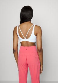 Athleta EXHALE BRA D-DD - Sutiã desportivo de suporte ligeiro - white