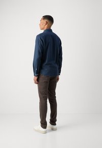 Marc O'Polo KENT COLLAR LONG SLEEVES NO POCKET ROUND HEM - Hemd - total eclipse