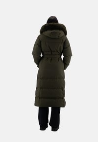 Parka lunga e soffice di colore verde con cappuccio foderato di pelliccia, vita aderente e texture trapuntata. Adatta per il freddo.