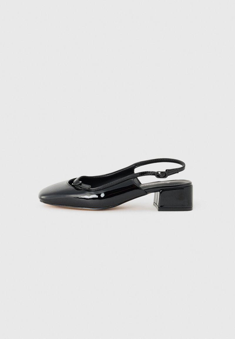 Scarpa slingback in vernice nera con punta rotonda, piccolo tacco quadrato e decorativa accentuazione a fiocco nella parte anteriore.
