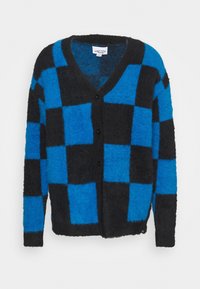 Sininen ja musta ruudullinen neuletakki, jossa on pehmeä ja pörröinen rakenne. Siinä on v-pohja ja viisi mustaa nappia edessä.