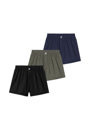Trois paires de boxers pour hommes en noir, vert olive et bleu marine, chacun doté d'une ceinture élastique et d'une braguette à boutons à l'avant.
