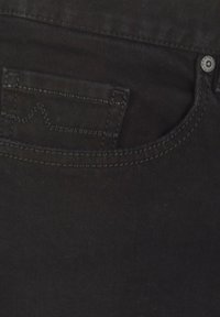 Schwarze Denim-Jeans mit Fronttasche, die mit Nähten versehen und mit einem Knopfverschluss ausgestattet ist. Glatte Textur mit leichtem Glanz.