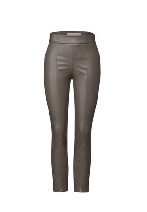 Leggings de polipiel marrón con cintura alta, textura suave, ajuste ceñido y detalle de costura contrastante en la parte delantera.