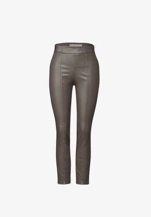 Braune Kunstlederleggings mit hohem Bund, glatter Textur, schmaler Passform und kontrastierenden Nähdetails auf der Vorderseite.