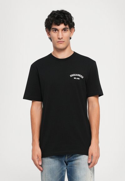 T-shirt nera in cotone con maniche corte, colletto rotondo e logo ricamato bianco "DSQUARED2 MILANO" sulla parte sinistra del petto.