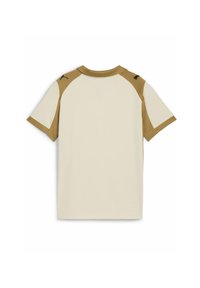 Jersey de manga corta en crema con acentos en marrón en los hombros. Presenta un cuello redondo y una textura sutil. Logo negro en los hombros.