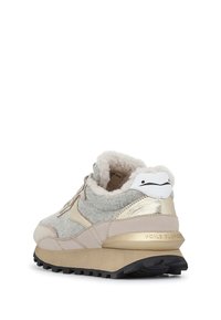 Grijze en beige sneaker met een zachte, pluizige binnenkant, gouden metallic accenten, gestructureerd suede en een zware zwarte rubberen zool.