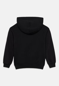 Μαύρο φούτερ με απαλό, υφασμάτινο ύφασμα. Διαθέτει μεγάλο κουκούλα, μακριά μανίκια και ριμπ τελείωμα. Απλό σχέδιο, χωρίς ορατές διακοσμήσεις ή σχέδια.